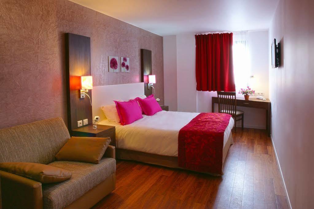 Hotel Paris Pacific: Metro-Adjacent Lodging Near Orly Airport Villejuif Room photo