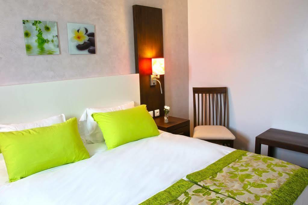 Hotel Paris Pacific: Metro-Adjacent Lodging Near Orly Airport Villejuif Room photo