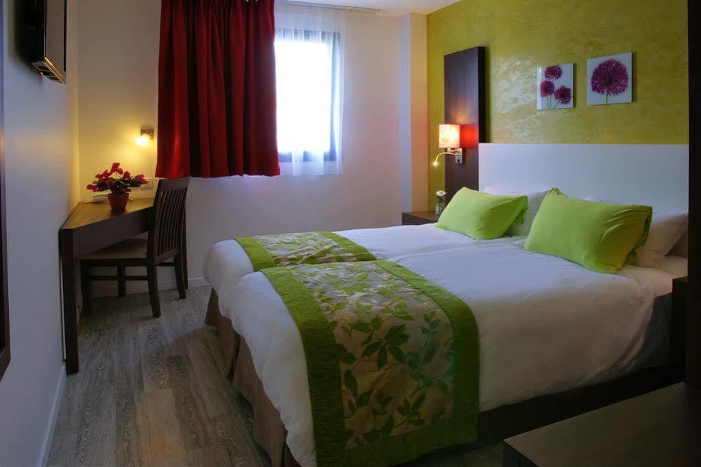 Hotel Paris Pacific: Metro-Adjacent Lodging Near Orly Airport Villejuif Room photo